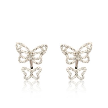 Çift üzerinde beyaz izole gümüş elmas küpe