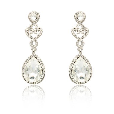 Çift üzerinde beyaz izole gümüş elmas küpe