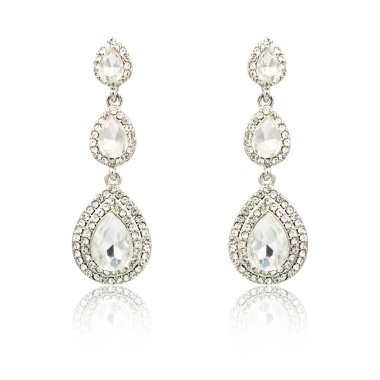 Çift üzerinde beyaz izole gümüş elmas küpe