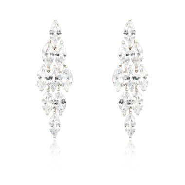 Çift üzerinde beyaz izole gümüş elmas küpe