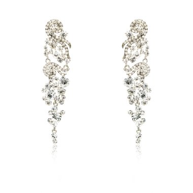 Çift üzerinde beyaz izole gümüş elmas küpe