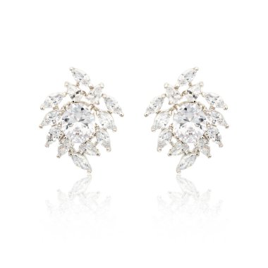 Çift üzerinde beyaz izole gümüş elmas küpe