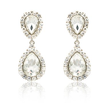 Çift üzerinde beyaz izole gümüş elmas küpe