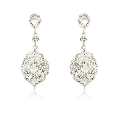 Çift üzerinde beyaz izole gümüş elmas küpe