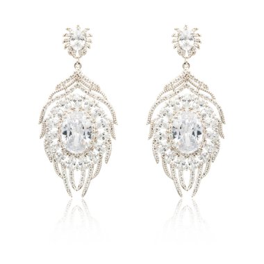 Çift üzerinde beyaz izole gümüş elmas küpe