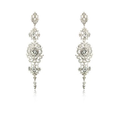 Çift üzerinde beyaz izole gümüş elmas küpe