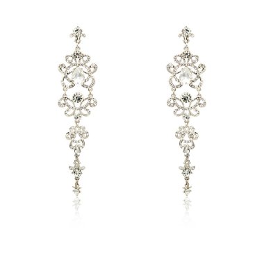 Çift üzerinde beyaz izole gümüş elmas küpe