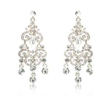 Çift üzerinde beyaz izole gümüş elmas küpe