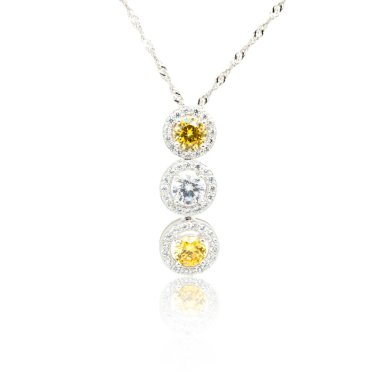 Elmas kolye üzerinde beyaz izole