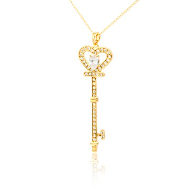 Altın elmas anahtar kolye üzerinde beyaz izole