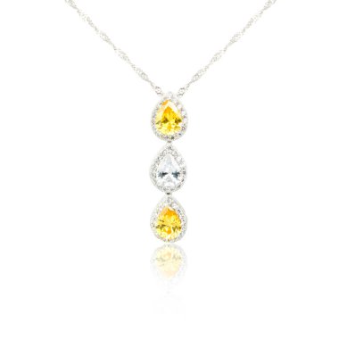 Elmas kolye üzerinde beyaz izole