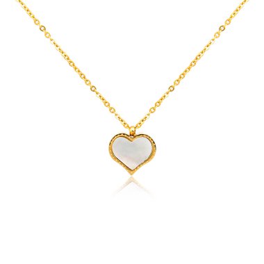 Altın kolye üzerinde beyaz izole