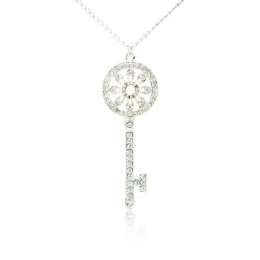 Gümüş elmas anahtar kolye üzerinde beyaz izole