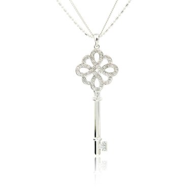 Gümüş elmas anahtar kolye üzerinde beyaz izole