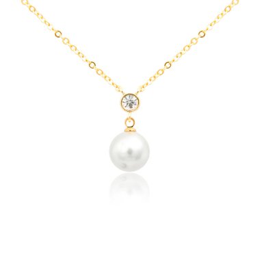 Elmas kolye üzerinde beyaz izole