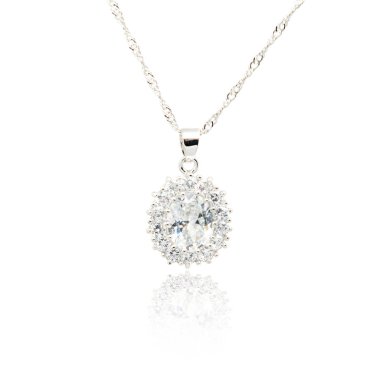 Elmas kolye üzerinde beyaz izole