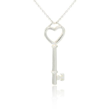 Gümüş elmas anahtar kolye üzerinde beyaz izole