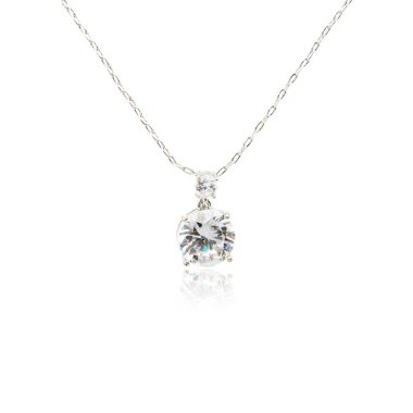 Elmas kolye üzerinde beyaz izole