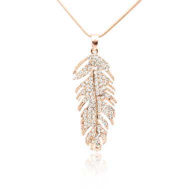 Altın kolye üzerinde beyaz izole