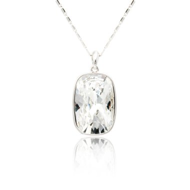 Elmas kolye üzerinde beyaz izole