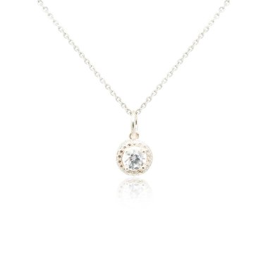 Elmas kolye üzerinde beyaz izole