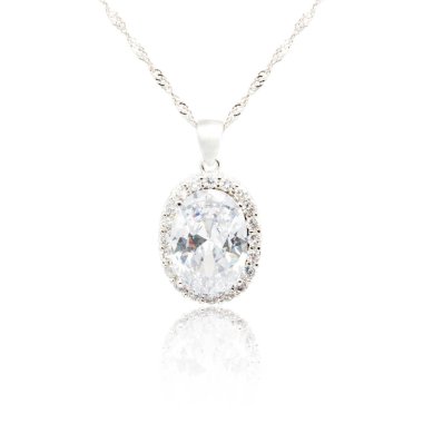 Elmas kolye üzerinde beyaz izole