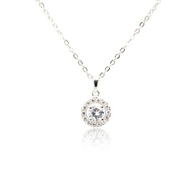 Elmas kolye üzerinde beyaz izole