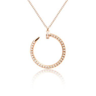 Altın kolye üzerinde beyaz izole