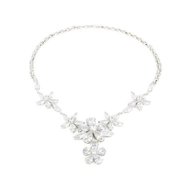 Elmas kolye üzerinde beyaz izole