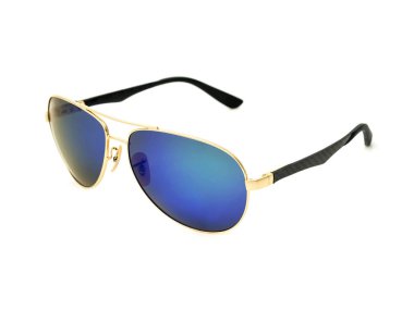 Güneş gözlüğü beyaza izole edilmiş