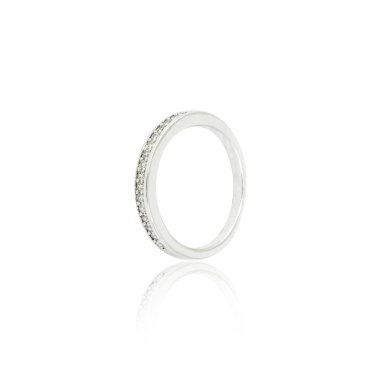 Beyaz izole gümüş elmas yüzük