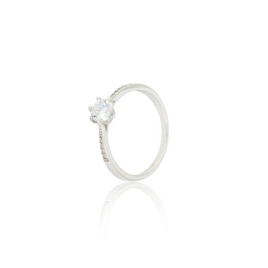 Beyaz izole gümüş elmas yüzük