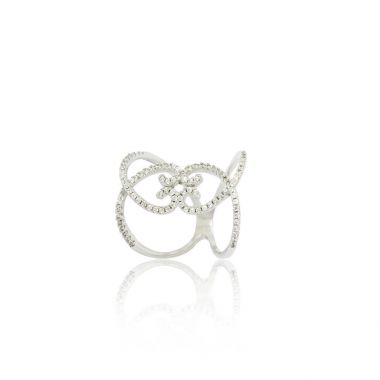 Beyaz izole gümüş elmas yüzük