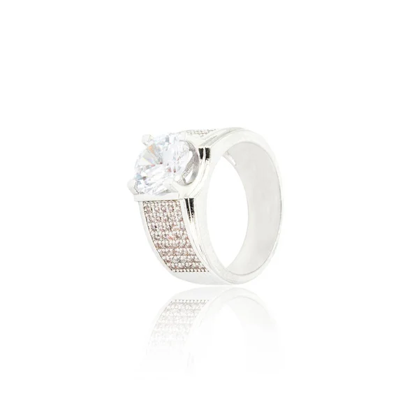 孤立的白色衬底上的银钻石戒指 — 图库照片
