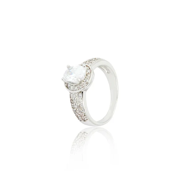 孤立的白色衬底上的银钻石戒指 — 图库照片