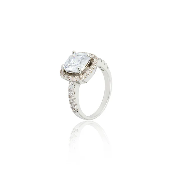 Серебряное кольцо с бриллиантом — стоковое фото