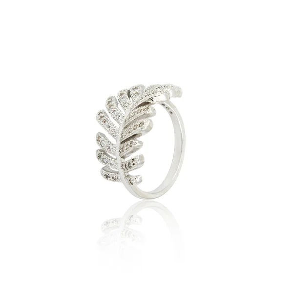 Anillo de diamantes de plata aislado en blanco — Foto de Stock