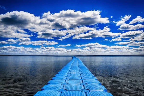 Molo nad jeziorem niebieski — Zdjęcie stockowe