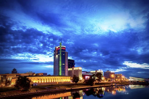 Gece şehir. Uzun pozlama