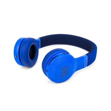 Minsk, Beyaz Rusya - Eylül 1, 2017: beyaz izole Jbl kulaklık