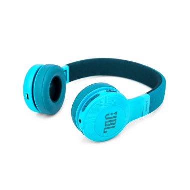 Minsk, Beyaz Rusya - Eylül 1, 2017: beyaz izole Jbl kulaklık