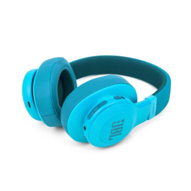 Minsk, Beyaz Rusya - Eylül 1, 2017: beyaz izole Jbl kulaklık