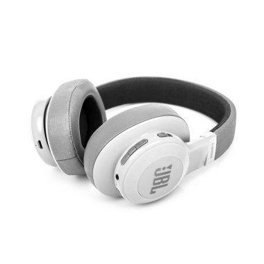 Minsk, Beyaz Rusya - Eylül 1, 2017: beyaz izole Jbl kulaklık