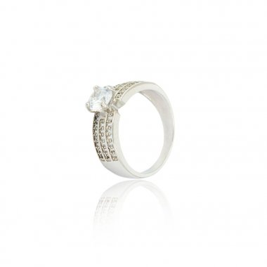 Beyaz izole gümüş elmas yüzük