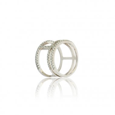 Beyaz izole gümüş elmas yüzük