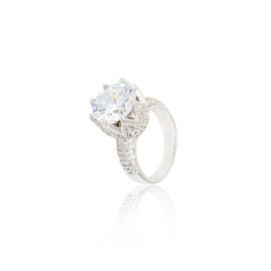 Beyaz izole gümüş elmas yüzük