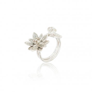 Beyaz izole gümüş elmas yüzük