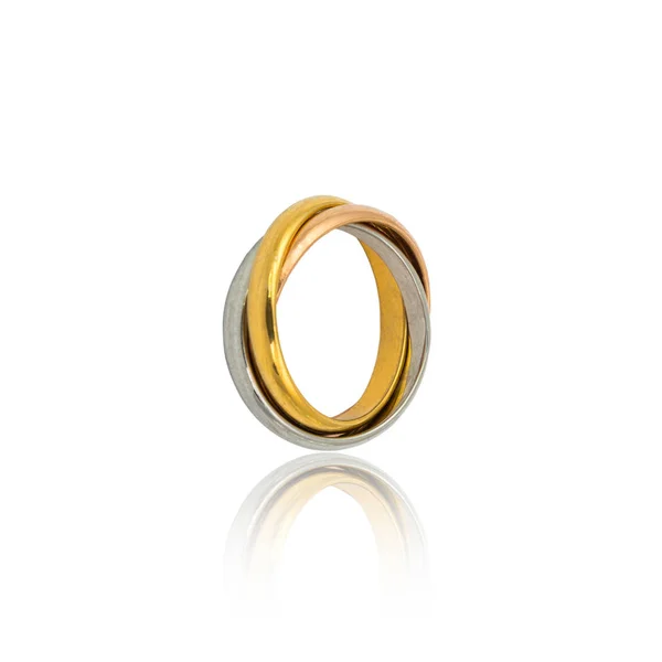 Золотое кольцо изолировано на белом — стоковое фото