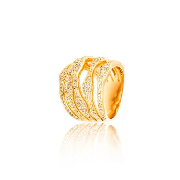 Anillo dorado aislado en blanco — Foto de Stock