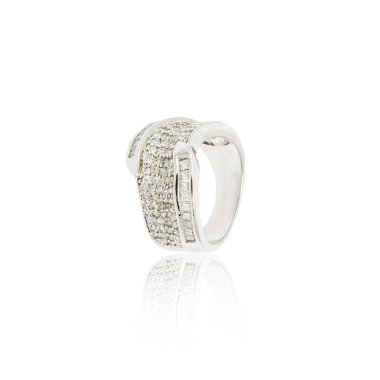 Beyaz izole gümüş elmas yüzük